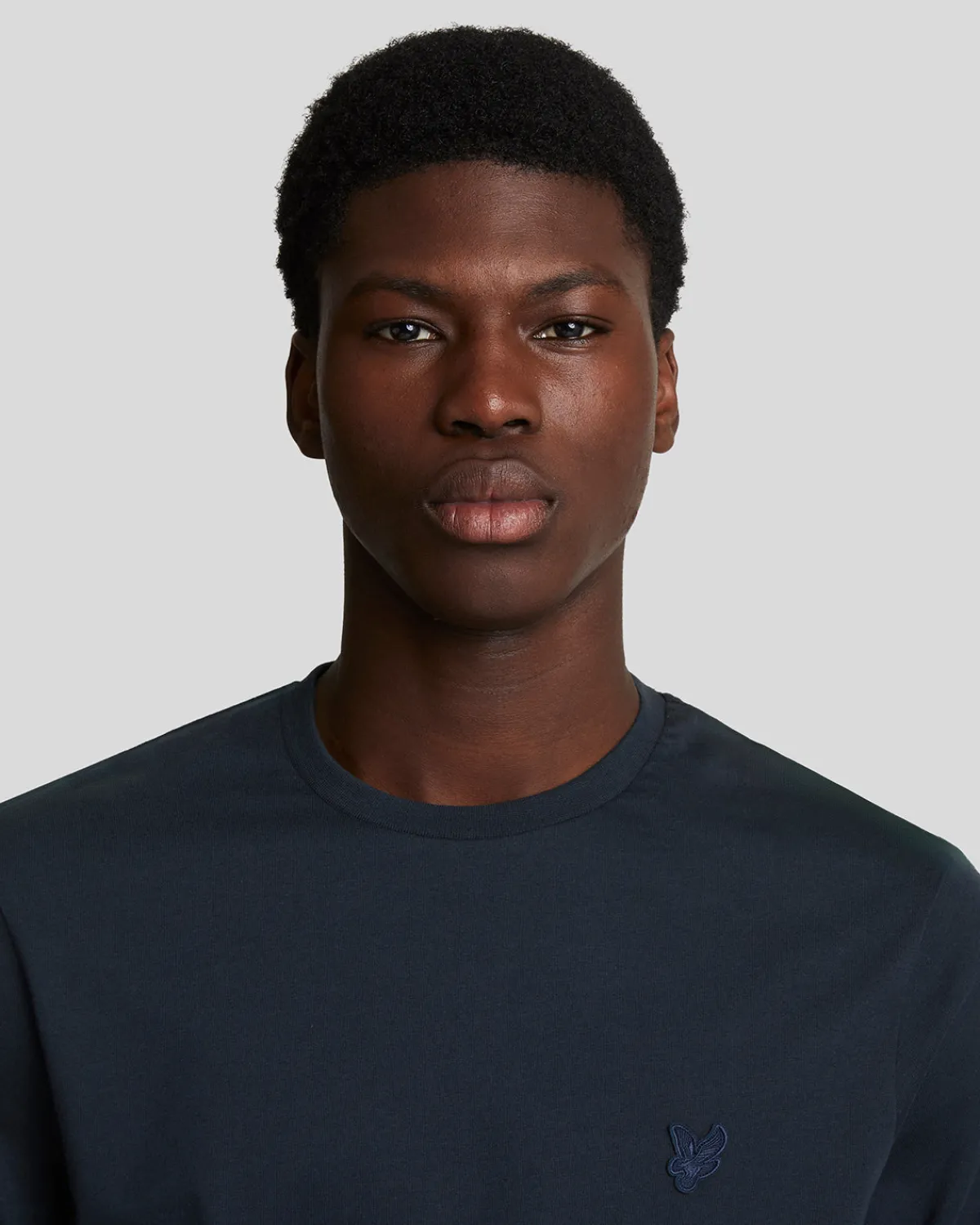 tonal_eagle_tshirt_3-4.webp Lyle & Scott Reframed | T-shirts<Tonal Eagle T-Shirt DunkleMarine
