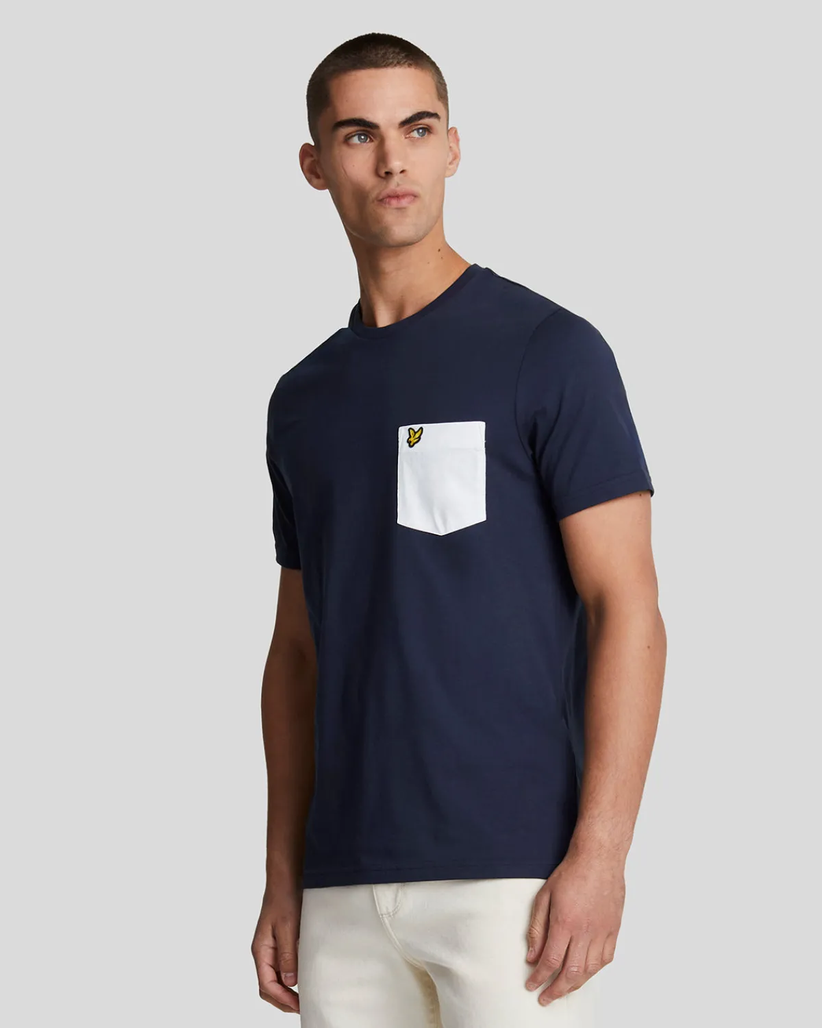 tshirt_mit_kontrasttaschen_0.webp Lyle & Scott Vermächtnis | T-shirts<T-Shirt mit Kontrasttaschen Marine/Weiß