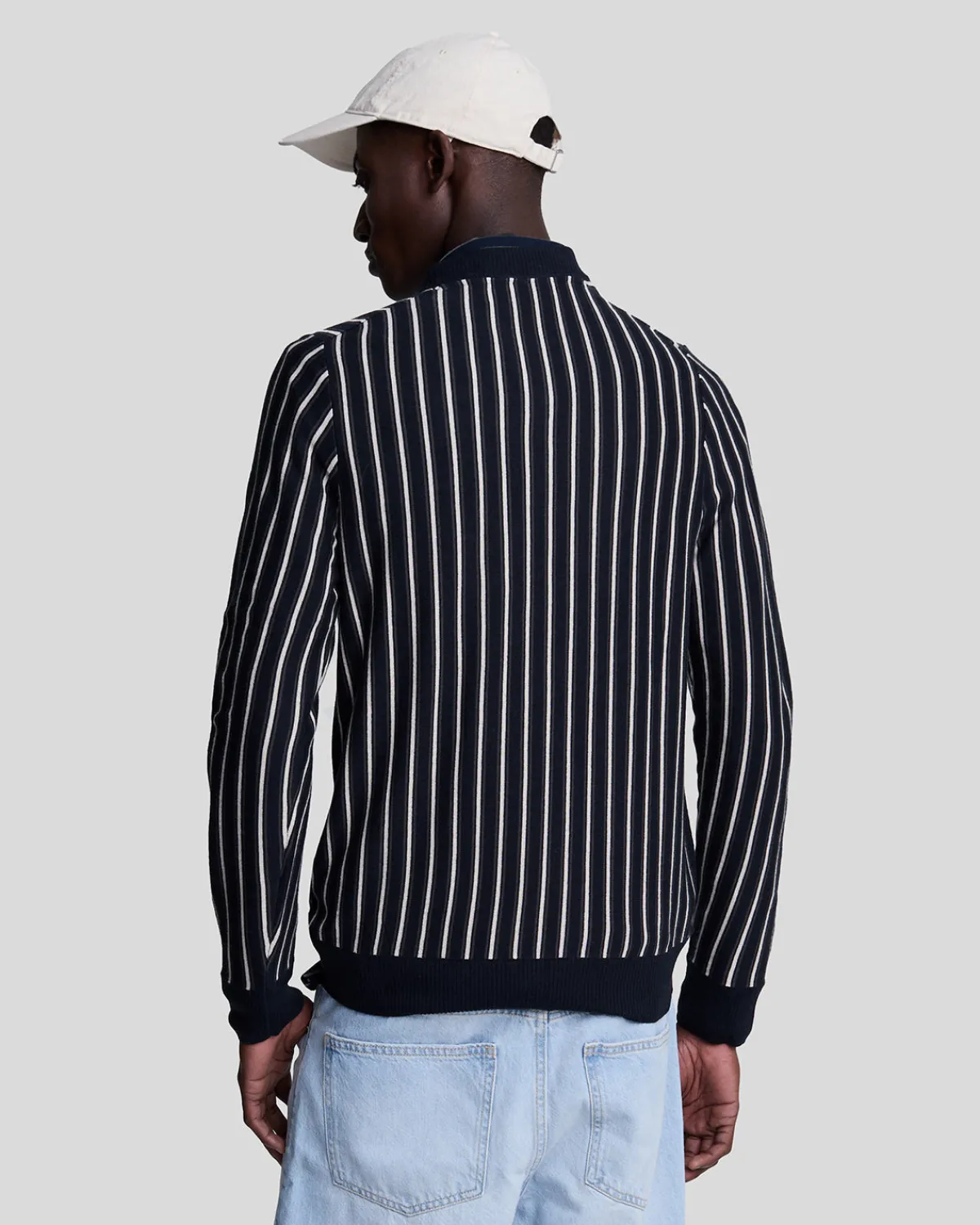 vertikal_gestreifter_pullover_mit_rundhalsausschnitt_2.webp Lyle & Scott Pullover & Strickwaren<Vertikal gestreifter Pullover mit Rundhalsausschnitt DarkNavy