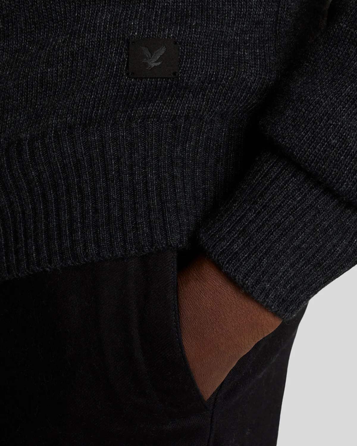 year_knitwear__strickjacke_mit_vausschnitt_4-1.webp Lyle & Scott 150 Jahre Strickwaren | Pullover & Strickwaren<150 Year Knitwear - Strickjacke mit V-Ausschnitt BlackHeather